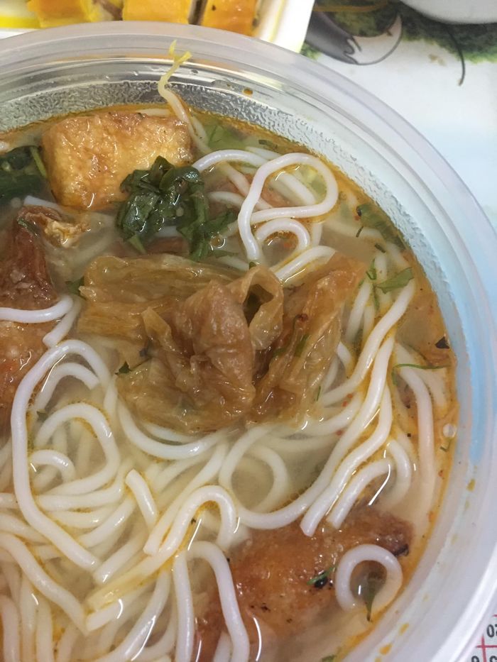 Cô gái order đồ ăn về phát hiện vật thể lạ như giấy vệ sinh
