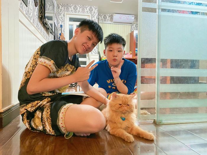 2 con trai kín tiếng của Lâm Chấn Khang: đẹp trai vượt mặt bố