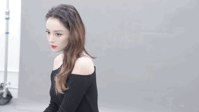 2 mỹ nhân Tân Cương hot nhất Cbiz đọ sắc: Nhiệt Ba đẹp đến siêu thực