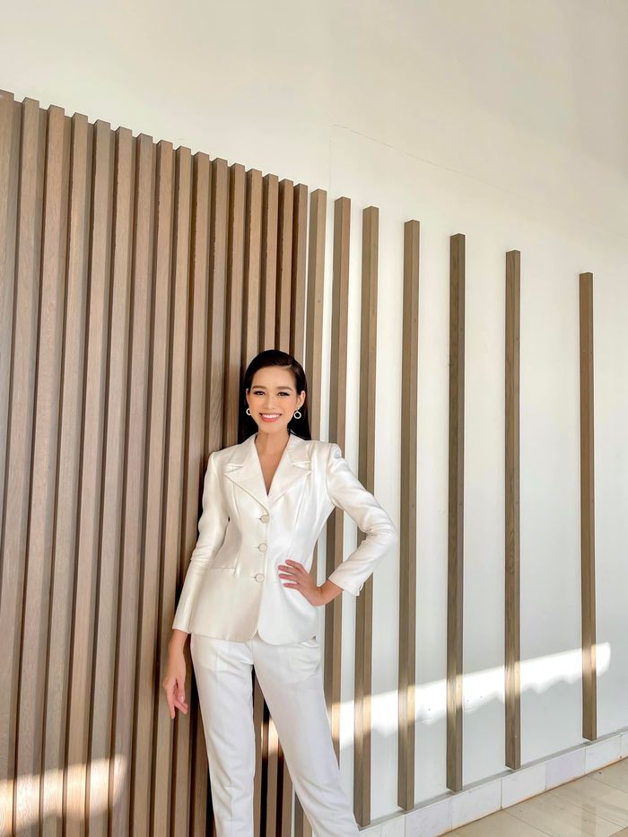 Khi các nàng hậu Vbiz diện vest trắng: Đỗ Thị Hà ra dáng CEO