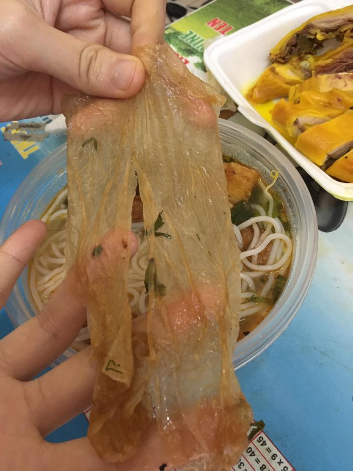 Cô gái order đồ ăn về phát hiện vật thể lạ như giấy vệ sinh