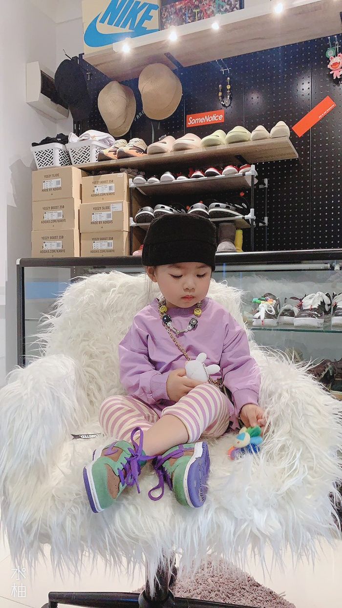 Cô bé 6 tuổi sở hữu 3388 cây son: Mới tí tuổi đầu đã biết làm điệu