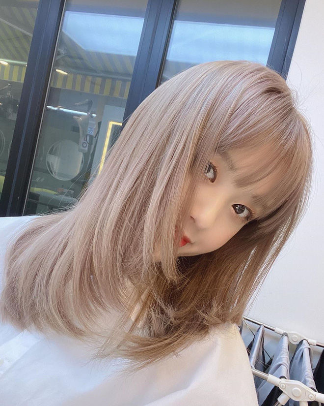 6 xu hướng màu nhuộm rất hợp với công sở: Nâu beige cực tôn da