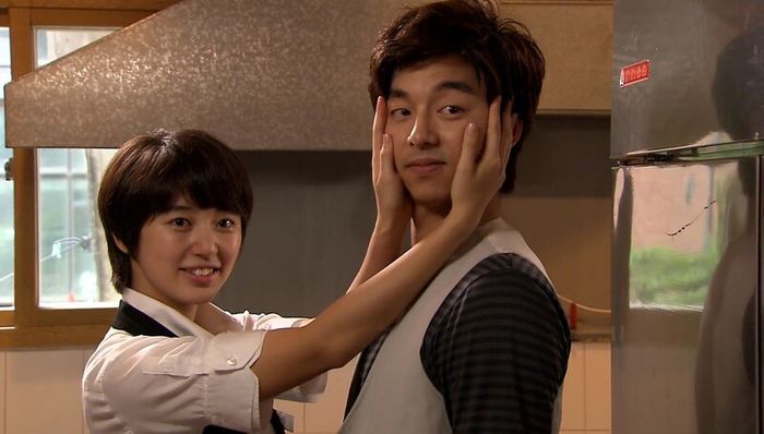Lisa tỏ tình Gong Yoo 7749 lần : 2 mẹ con cùng là fangirl