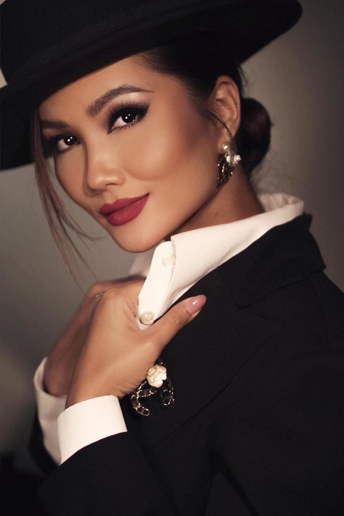 H'Hen Niê mặc lại style tổng tài 3 năm trước: nhan sắc bỏ xa ngày xưa