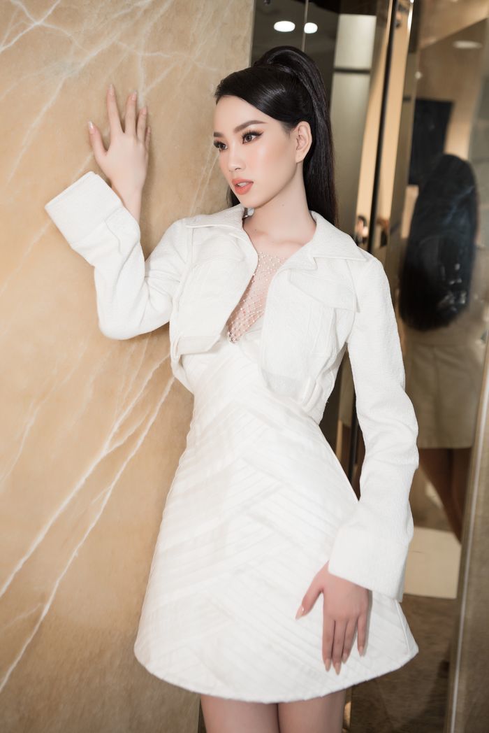 Style lên đường đi thi quốc tế: Đỗ Thị Hà diện cây đỏ - sắc cờ Việt