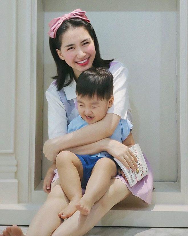 Ảnh hot sao Việt 6/11: Bo Thúi dẻo miệng Mẹ ăn xong uống thuốc nhé