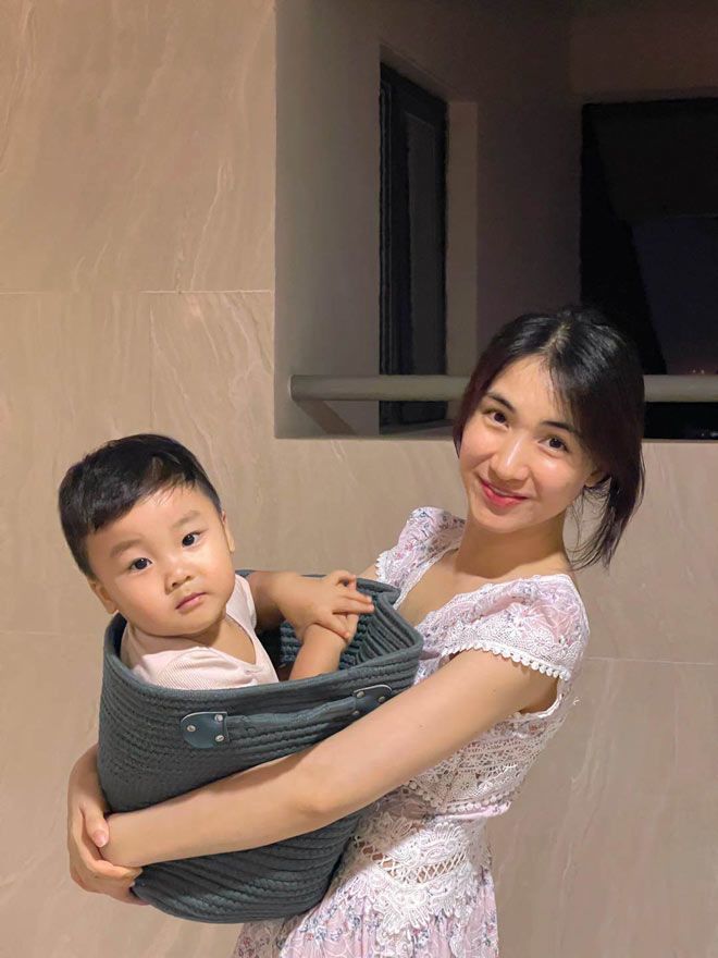 Ảnh hot sao Việt 6/11: Bo Thúi dẻo miệng Mẹ ăn xong uống thuốc nhé