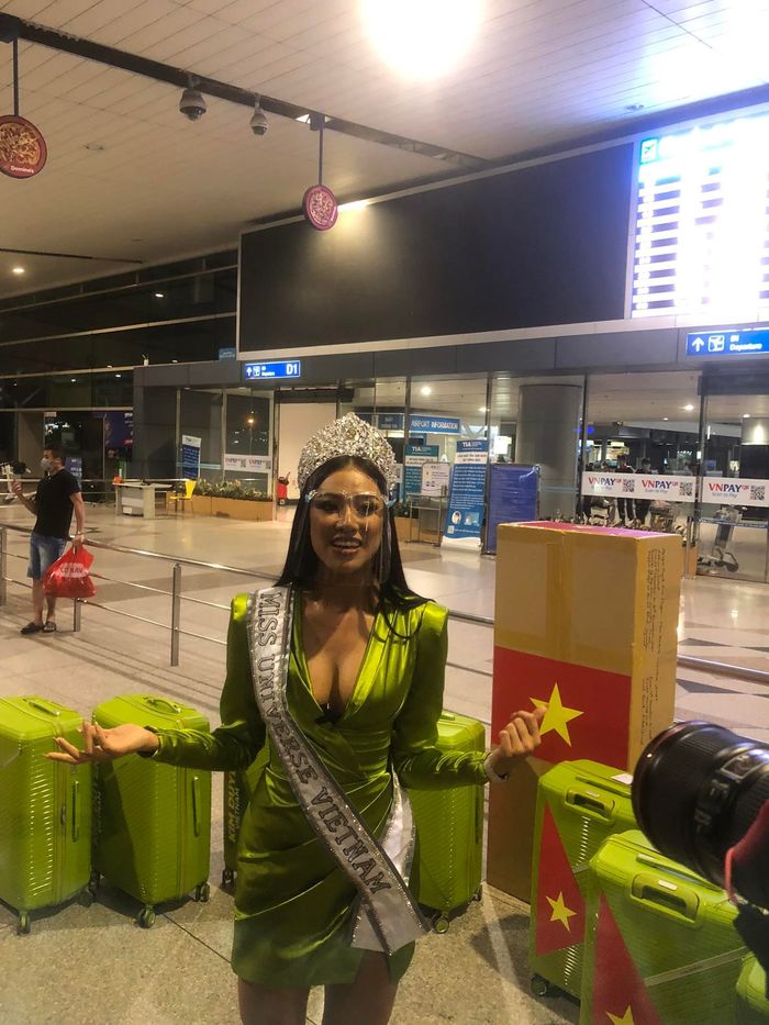 Á hậu Kim Duyên chính thức lên đường chinh chiến Miss Universe 2021
