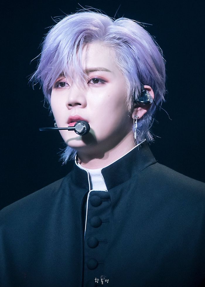 8 idol Kpop nhộm tóc màu tím khiến fan mê mẩn