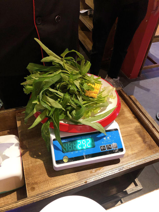 Ăn một lúc 4kg tôm và uống 30 chai sữa, vị khách bị từ chối phục vụ