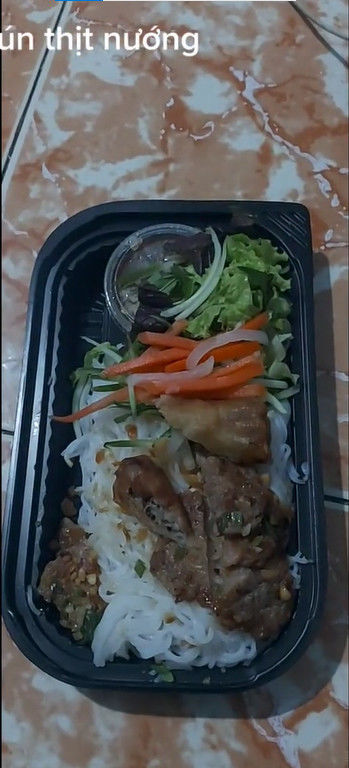 Anh chàng shipper lần đầu gặp vị khách bom hàng có tâm