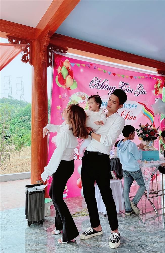 Ảnh hot sao Việt 20/11: Cháu ngoại Phi Nhung bốc micro trong thôi nôi
