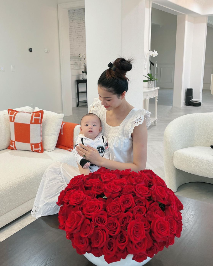 Ảnh hot sao Việt 2/11: con trai thứ 2 của Phạm Hương cực đáng yêu