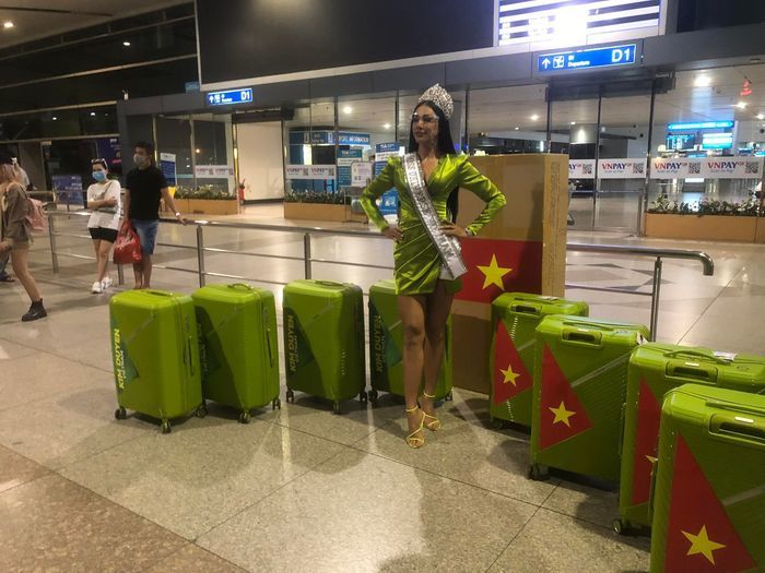 Ảnh hot sao Việt 27/11: H'Hen Niê tặng vật phẩm may mắn cho Kim Duyên