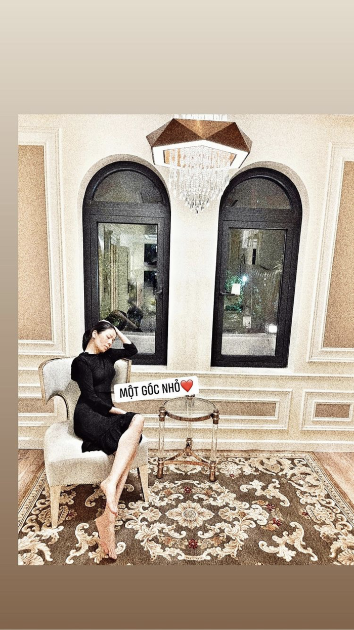 Ảnh hot sao Việt 27/11: H'Hen Niê tặng vật phẩm may mắn cho Kim Duyên