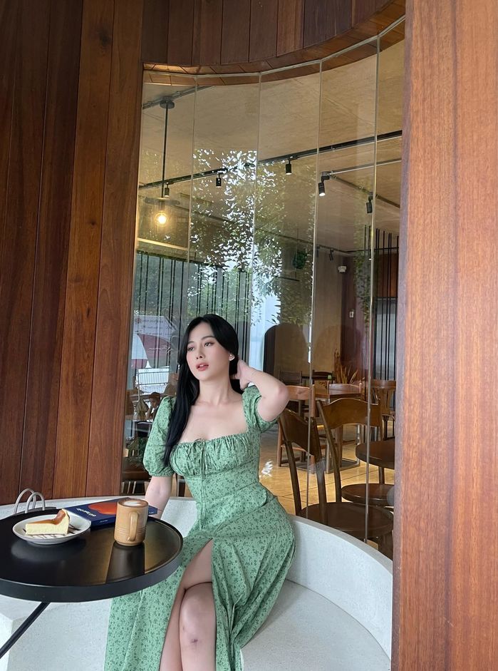 Ảnh hot sao Việt 3/11: Ngọc Trinh lại diện chiếc áo dễ cảm lạnh
