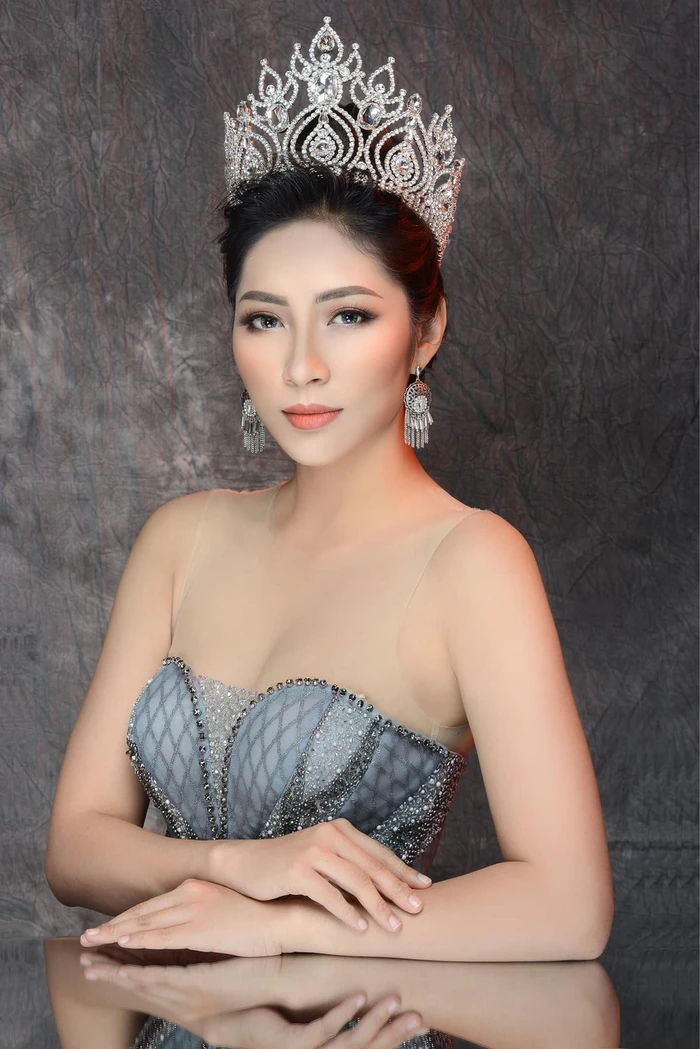 Ảnh hot sao Việt 5/11: Thanh Sơn - Khả Ngân tình bể bình
