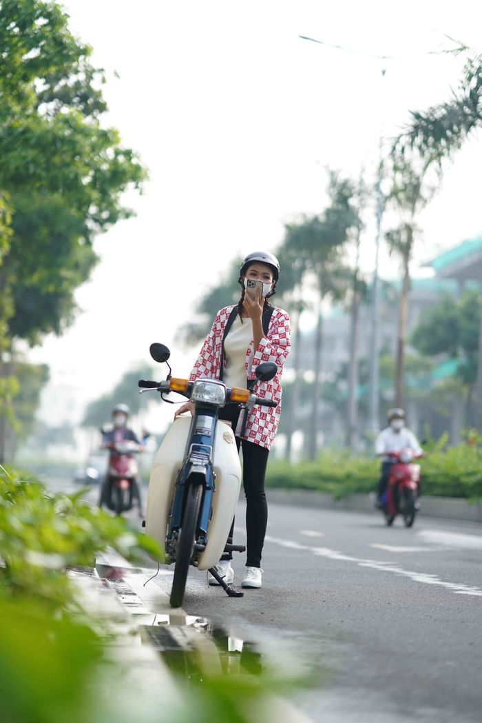 Ảnh hot sao Việt 7/11: H'Hen Niê chạy xe cup đi giao hàng