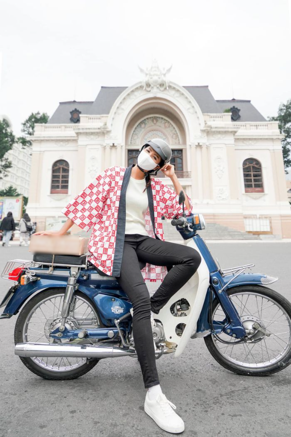 Ảnh hot sao Việt 7/11: H'Hen Niê chạy xe cup đi giao hàng