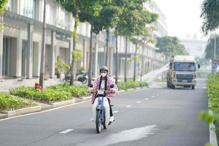 Ảnh hot sao Việt 7/11: H'Hen Niê chạy xe cup đi giao hàng
