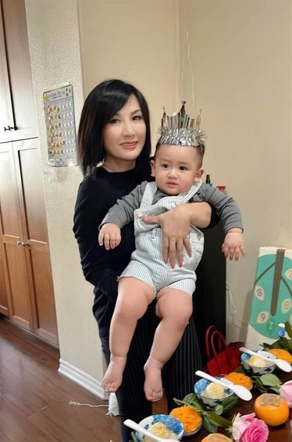 Ảnh mang thai hiếm có của con gái Phi Nhung: Buổi tiệc thiếu bà ngoại