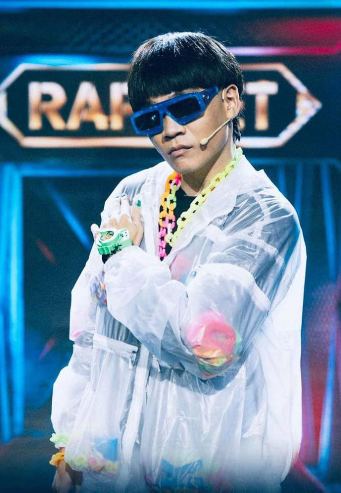 Karik cứ như có thù với thời trang: Đi show nào cũng mặc lạc quẻ!