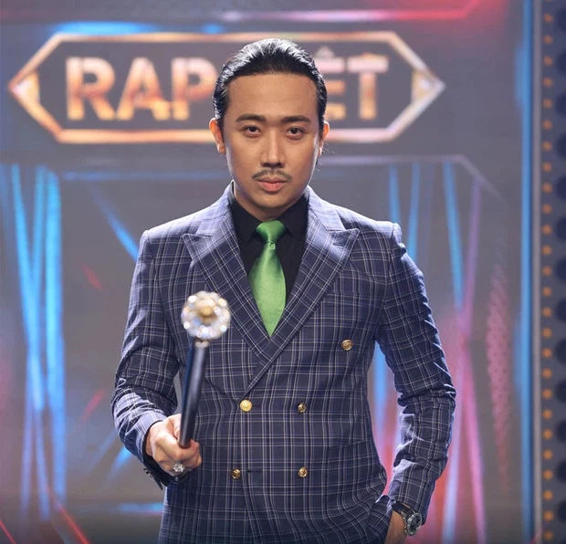 Karik cứ như có thù với thời trang: Đi show nào cũng mặc lạc quẻ!