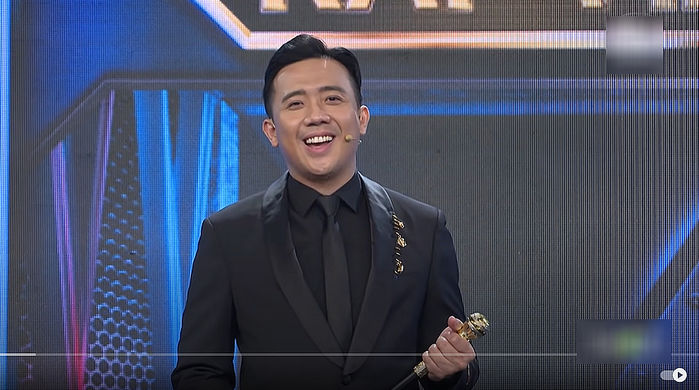 Karik cứ như có thù với thời trang: Đi show nào cũng mặc lạc quẻ!