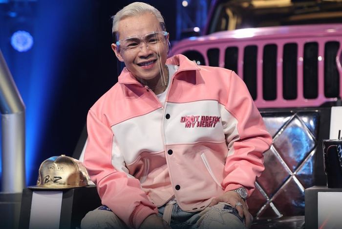 Karik cứ như có thù với thời trang: Đi show nào cũng mặc lạc quẻ!
