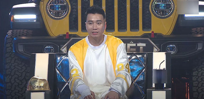 Karik cứ như có thù với thời trang: Đi show nào cũng mặc lạc quẻ!