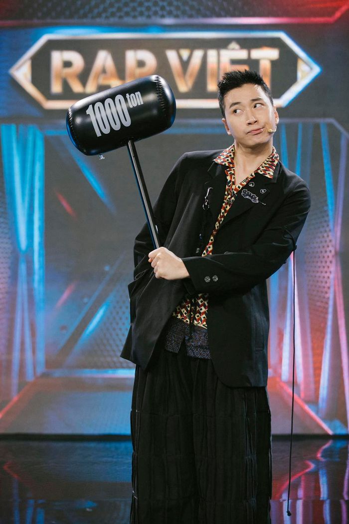Karik cứ như có thù với thời trang: Đi show nào cũng mặc lạc quẻ!