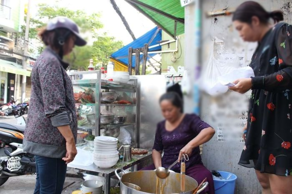 Vợ chồng Bà Nhân thử bánh canh đắt nhất SG: Chấm điểm 10 còn khen rẻ