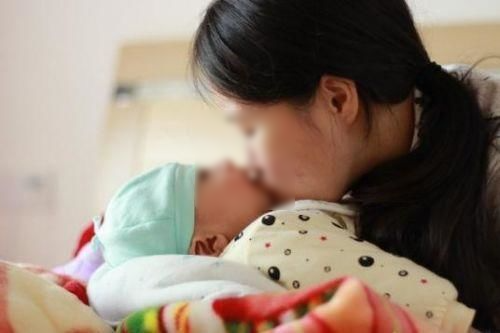 Bé trai bị suy giảm đề kháng chỉ vì cái hôn của người lớn