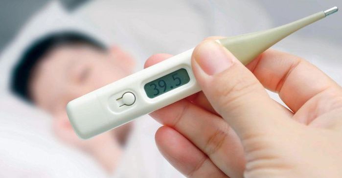 Bé trai bị suy giảm đề kháng chỉ vì cái hôn của người lớn