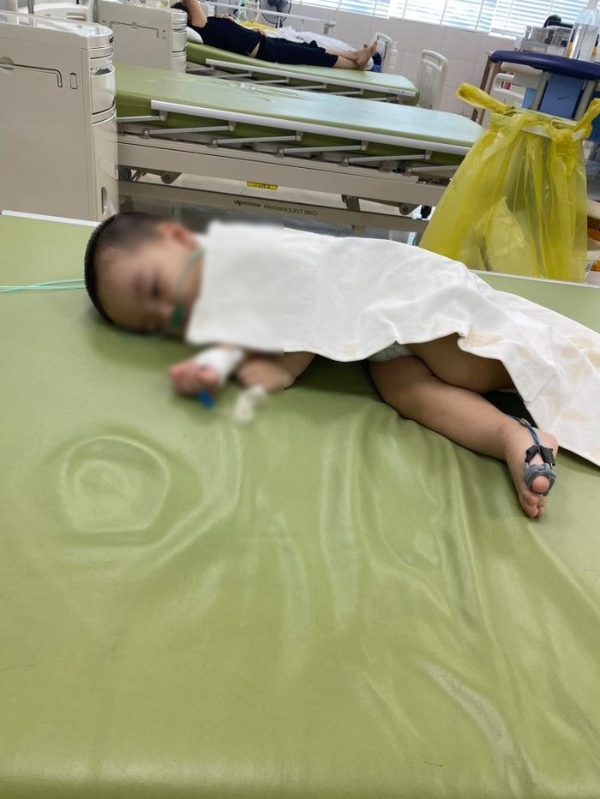 Bé trai bị suy giảm đề kháng chỉ vì cái hôn của người lớn