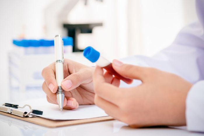 Bé trai bị suy giảm đề kháng chỉ vì cái hôn của người lớn