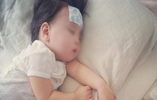 Bé trai bị suy giảm đề kháng chỉ vì cái hôn của người lớn