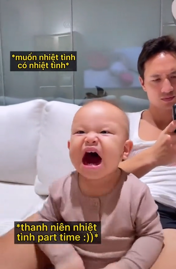 Biểu cảm của Lisa - Leon khi nghe nhạc: không khó khi theo nghiệp mẹ