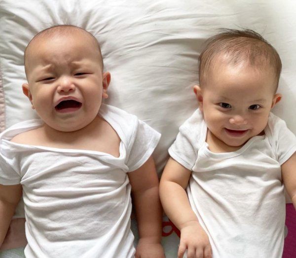 Biểu cảm của Lisa - Leon khi nghe nhạc: không khó khi theo nghiệp mẹ