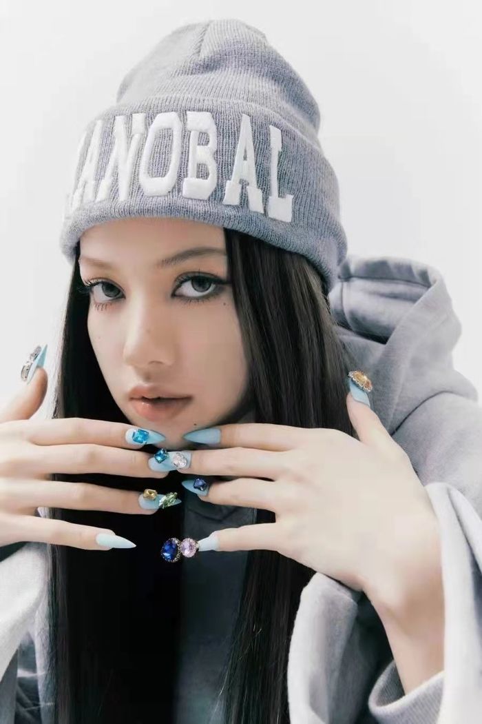 BLACKPINK lạ quá: Jisoo hóa Lisa mà bông hồng Thái lại thành Jennie!