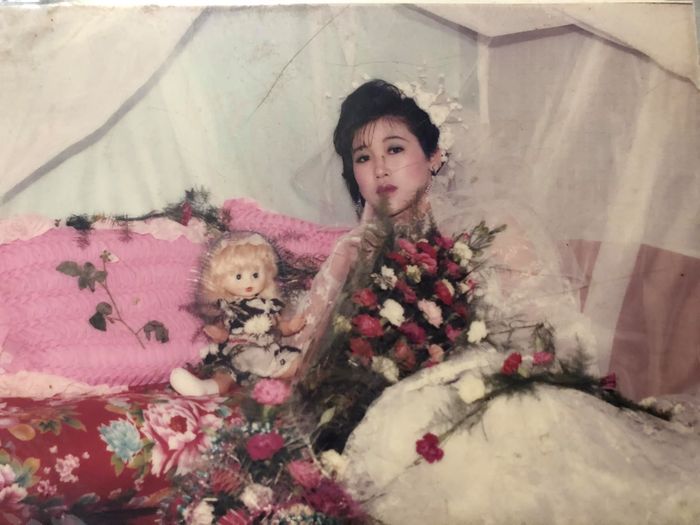 Bộ ảnh cưới thời bố mẹ anh gây sốt: Cô dâu xinh như hoa khôi