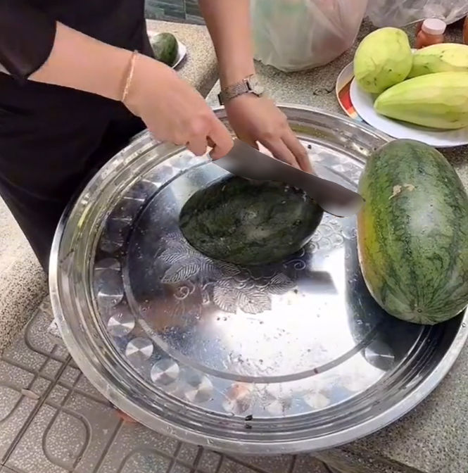 Cách bổ dưa hấu với tạo hình trái tim cực kỳ đơn giản