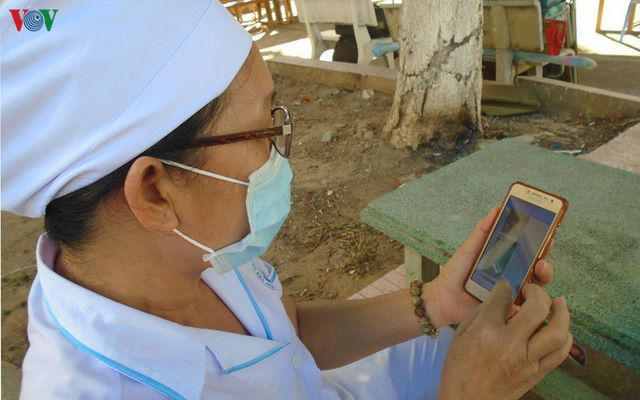 Cô gái phải nói lời tạm biệt với người bố hấp hối qua điện thoại