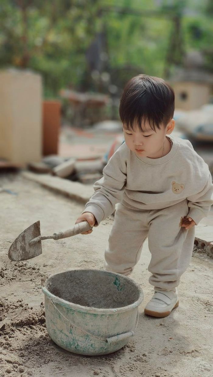 Bo Thúi về ngoại việc gì cũng tới tay: Quét sân, phụ hồ cũng làm hết