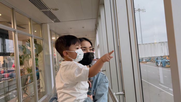 Bo Thúi về ngoại việc gì cũng tới tay: Quét sân, phụ hồ cũng làm hết