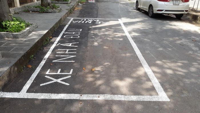Bức xúc vì hàng xóm ngang nhiên kẻ vạch xe nhà đậu trên đường