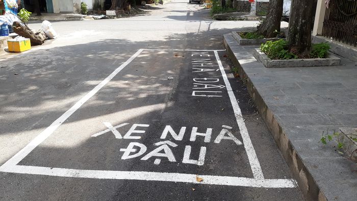 Bức xúc vì hàng xóm ngang nhiên kẻ vạch xe nhà đậu trên đường