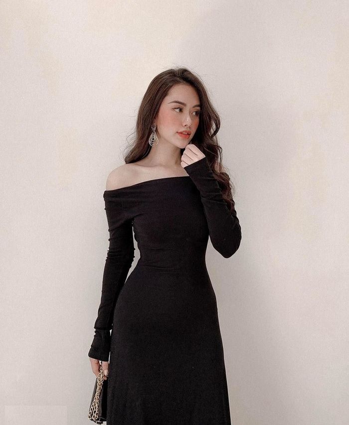 Kiểu váy đen tôn dáng, khoe body cho các nàng: váy đen xẻ tà, hở vai