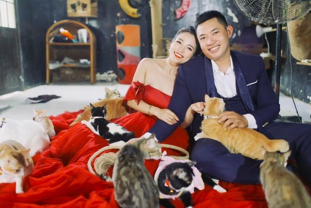 Cảm động chàng trai khiếm khuyết tắm gội cho cún cưng bằng 2 chân